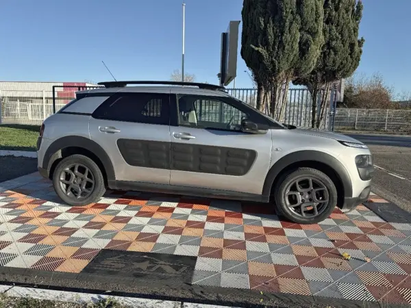 Citroën C4 CACTUS 1.2 VTi 12V 82 SHINE - Photo 4